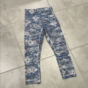 Stylish Blue Patterned Capri Leggings